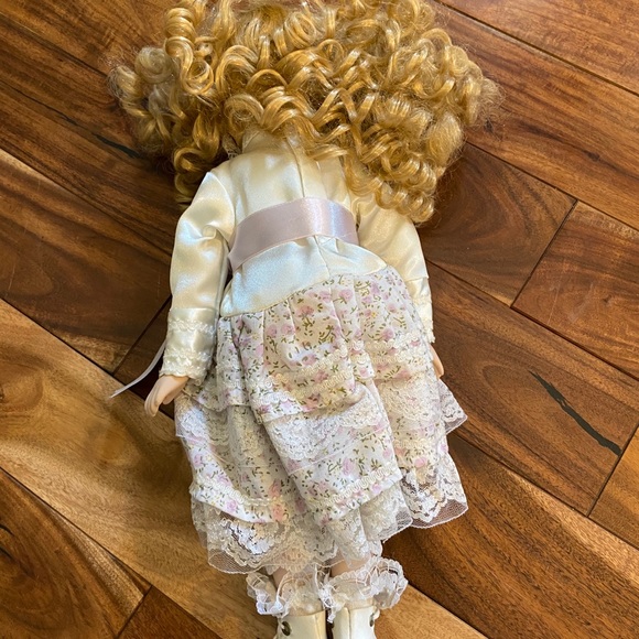 Vintage Porcelain doll on stand blond hair - Picture 3 of 3